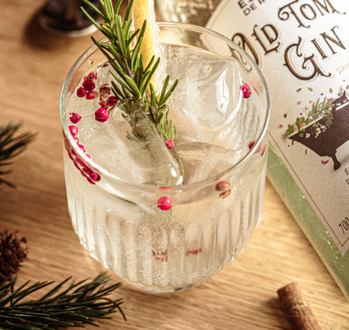 Le cocktail parfait avec le Gin Old Tom français bio & artisanal. Distillation de 11 botaniques. Élevage de 3 mois au miel de châtaignier bio français - Bulles de Ruche