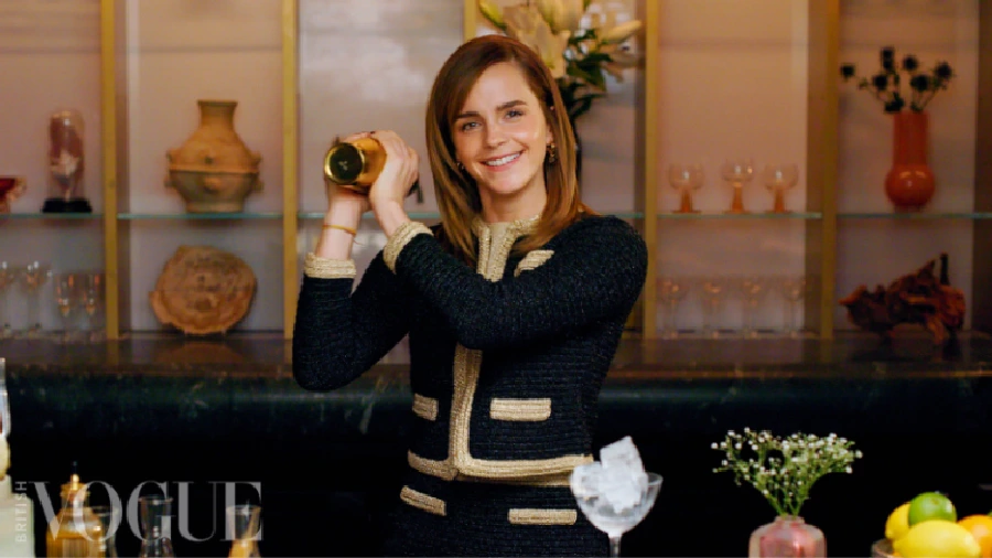 Emma Watson préparant des cocktails à base de Gin pour Vogue