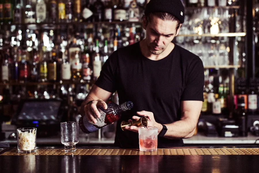 Le bartender Nico de Soto en pleine préparation d’un cocktail